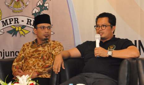 Wakil Ketua MPR RI Mahyudin (baju hitam).