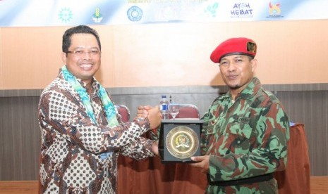 Wakil Ketua MPR RI Mahyudin (kiri)