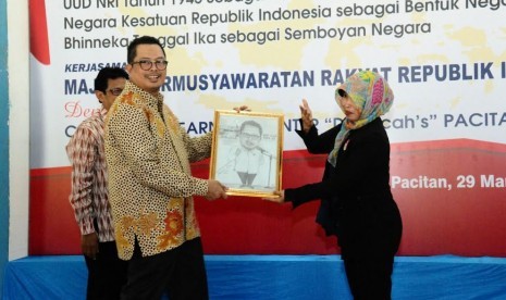 Wakil Ketua MPR RI Mahyudin melakukan sosialisasi empat pilar.di Pacitan.