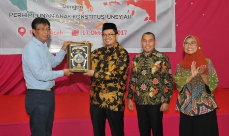 Wakil Ketua MPR RI Mahyudin membuka secara resmi acara Sosialisasi Empat Pilar MPR RI kerjasama MPR dengan Perhimpunan Anak Konstitusi Universitas Syah Kuala (PAKU), di aula gedung Unsyiah, Banda Aceh, Selasa (17/10). 