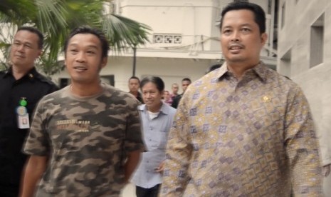 Wakil Ketua MPR RI Mahyudin menjenguk Ghiraldo Banu Sepriski alias Aldo korban kecelakaan maut antara Kopaja 612 dan sepeda motor yang dirawat di Rumah Sakit Cipto Mangunkusumo, Senin (21/09) sore. 