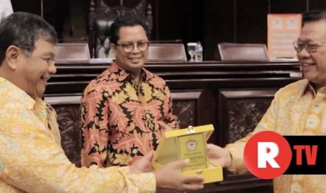 Wakil Ketua MPR RI, Mahyudin (tengah)