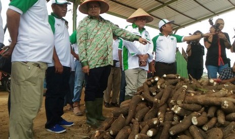 Wakil Ketua MPR RI, Mahyudin (tiga kiri), meninjau sentra pengolahan singkong menjadi tepung tapioka di desa Puput, Kecamatan Parit Tiga, Kabupaten Bangka Barat, Provinsi Kepulauan Bangka Belitung, Ahad (23/10).