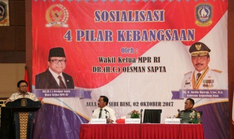 Wakil Ketua MPR RI Oesman Sapta (kiri)