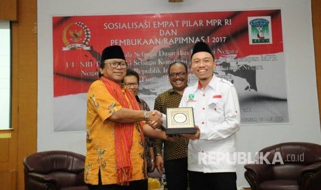  Wakil Ketua MPR RI Oesman Sapta yang juga Ketua DPD RI saat membuka Sosialisasi Empat Pilar MPR RI dan  Rapimnas I KAMMI tahun 2017 di Ruang Pertemuan Lembaga Adminisrasi Negara, Makassar, Jumat (5/5). 