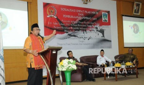 Wakil Ketua MPR RI Oesman Sapta yang juga Ketua DPD RI saat membuka Sosialisasi Empat Pilar MPR RI dan  Rapimnas I KAMMI tahun 2017 di Ruang Pertemuan Lembaga Adminisrasi Negara, Makassar, Jumat (5/5). 