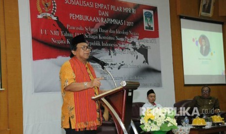 Wakil Ketua MPR RI Oesman Sapta yang juga Ketua DPD RI saat membuka Sosialisasi Empat Pilar MPR RI dan  Rapimnas I KAMMI tahun 2017 di Ruang Pertemuan Lembaga Adminisrasi Negara, Makassar, Jumat (5/5). 