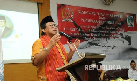 Wakil Ketua MPR RI Oesman Sapta yang juga Ketua DPD RI saat membuka Sosialisasi Empat Pilar MPR RI dan  Rapimnas I KAMMI tahun 2017 di Ruang Pertemuan Lembaga Adminisrasi Negara, Makassar, Jumat (5/5). 