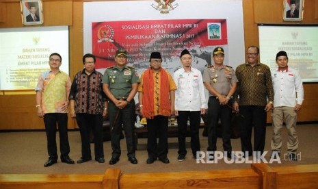 Wakil Ketua MPR RI Oesman Sapta yang juga Ketua DPD RI saat membuka Sosialisasi Empat Pilar MPR RI dan  Rapimnas I KAMMI tahun 2017 di Ruang Pertemuan Lembaga Adminisrasi Negara, Makassar, Jumat (5/5). 