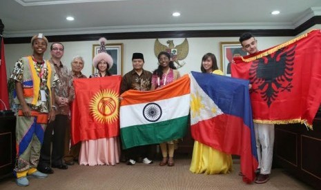 Wakil Ketua MPR RI saat menerima panitia International Festival of Language and Culture (IFLC).