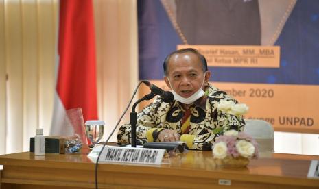 Wakil Ketua MPR Sjarifuddin Hasan dihadapan guru besar Universitas Padjadjaran (Unpad) di Ruangan Executif Lounge Unpad, Bandung, Jawa Barat, Senin (14/9/2020). MPR bersama Dewan Profesor Unpad menggelar Focus Group Discussion (FGD) dengan tema Wacana Amandemen UUD NRI Tahun 1945 Khususnya Terkait Dihidupkannya Kembali GBHN.