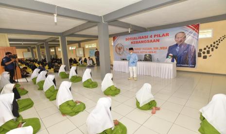 Wakil Ketua MPR Syarief Hasan mengucapkan terima kasih kepada anggota anggota Matla’ul Anwar Kabupaten Cianjur. Mereka telah mengikuti Sosialisasi Pancasila, UUD NRI Tahun 1945, NKRI, dan Bhinneka Tunggal Ika atau yang lebih dikenal dengan 4 Pilar MPR pada 26 September 2020 di Kecamatan Pacet, Cianjur, Jawa Barat. “Meski di tengah pandemic Covid-19 kita bisa bersilaturahmi”, tuturnya.