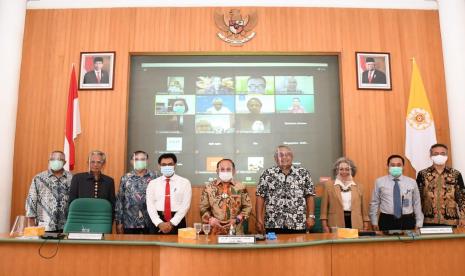  Wakil Ketua MPR Syarief Hasan saat Sosialisasi Pancasila, UUD RI Tahun 1945, NKRI, dan Bhinneka Tunggal Ika atau yang lebih dikenal de Wakil Ketua MPR Syarief Hasan saat Sosialisasi Pancasila, UUD RI Tahun 1945, NKRI, dan Bhinneka Tunggal Ika atau yang lebih dikenal dengan Empat Pilar MPR di Kampus UGM, Bulaksumur, Kota Yogyakarta, Senin (26/10).ngan Empat Pilar MPR di Kampus UGM, Bulaksumur, Kota Yogyakarta, Senin (26/10)