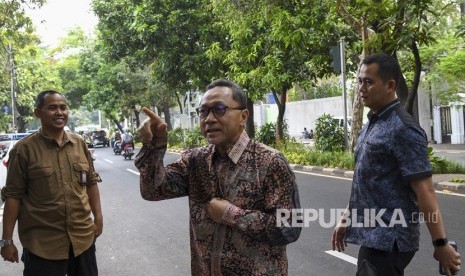 Wakil Ketua MPR Zulkifli Hasan (tengah) melambaikan tangan kearah wartawan saat tiba di kediaman Presiden ke-5 RI Megawati, di Jakarta, Kamis (10/10/2019). 