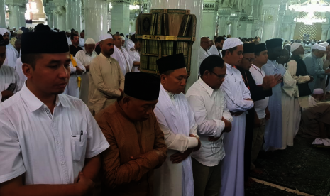 Ketua MPR Zulkifli Hasan (ketiga dari kiri) shalat ghaib di Masjidil Haram untuk mendoakan para korban teror, Rabu (16/5) bersama cendekiawan Muslim Komaruddin Hidayat (keempat dari kiri) dan beberapa WNI.