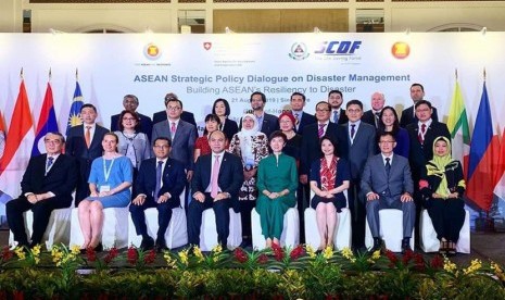 Wakil Ketua Muhammadiyah Disaster Management Center (MDMC),  Rahmawati Husein (hijab), diminta berbicara di Building ASEAN Resiliency to  Disaster di Singapura, Rabu (21/8).