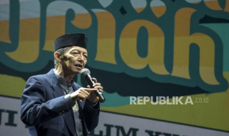 Wakil Ketua MUI Jabar KH Badruzzaman M Yunus memberikan sambutan pada Festival Hijriah di Masjid Pusdai, Kota Bandung, Jawa Barat, Kamis (27/7/2023). Republika bekerja sama dengan Kamar Dagang dan Industri (Kadin) Indonesia Komite Tiongkok menggelar Festival Hijriah untuk menyambut tahun baru Islam 1 Muharram 1445 Hijriah. Festival yang diagendakan berlangsung dari 19 Juli hingga 10 Agustus di sembilan kota tersebut menampilkan tausiyah, pertunjukan budaya asli Muslim XInjiang dan bazar UMKM.