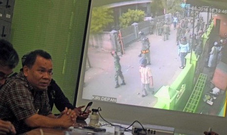 Wakil Ketua MUI Kota Medan Abdul Hakim Siagian memperlihatkan video CCTV tindakan kekerasan oknum TNI AU, di Medan, Sumatra Utara, Selasa (16/8).