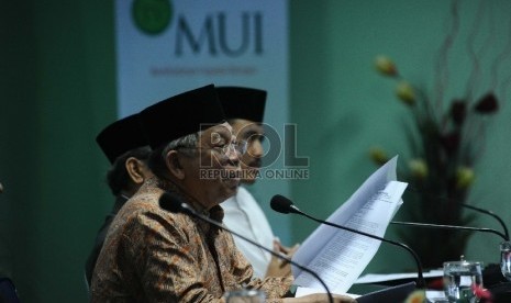 Wakil Ketua MUI Ma'aruf Amin berbicara saat konfrensi pers fatwa MUI selama tahun 2014 di Jakarta, Selasa (3/3). MUI mencetuskan empat fatwa, diantaranya penyamakan kulit hewan dan pemanfaatannya juga hubungan lesbian, gay, sodomi, pencabulan.