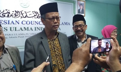 Wakil Ketua MUI Pusat, Prof Yunahar Ilyas dan KH Zainut Tauhid Sa'adi usai menyampaikan taushiyah MUI jelang pemilu serentak di kantor MUI, Selasa (9/4). 