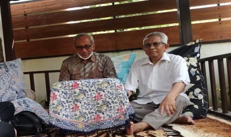  Wakil Ketua MWA UNS, Hasan Fauzi (kanan), dan Sekretaris MWA UNS, Prof Tri Atmojo Kusmayadi (kiri) menyatakan MWA mengurungkan rencana pelantikan rektor terpilih 2023-2028. 