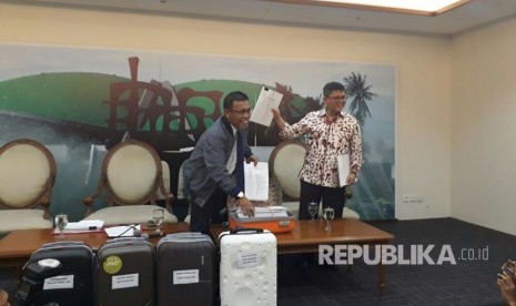 Wakil Ketua Panitia Khusus Angket DPR terhadap Komisi Pemberantasan Korupsi dari Fraksi Partai Nasdem Taufiqulhadi dan dari PDIP Masinton Pasaribu menunjukkan hasil temuan-temuan penyelidikan Pansus Angket  di Media Center DPR, Kompleks Parlemen, Senayan, Jakarta, pada Senin (18/9). 