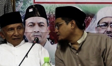 Wakil Ketua Panitia Penyambutan Habib Rizieq Ina Muhamad Nur Sukma (kanan) berbincang dengan tokoh agama, Amien Rais