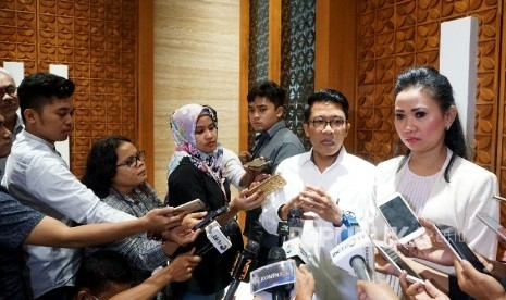  Wakil Ketua Pansus Angket KPK Fraksi PDI-P Risa Mariska (kanan) dan Anggota Pansus Angket KPK Fraksi Golkar Muhammad Misbakhun menjawab pertanyaan wartawan usai menggelar rapat tertutup Pansus di Kompleks Parlemen, Jakarta, Senin (3/7).