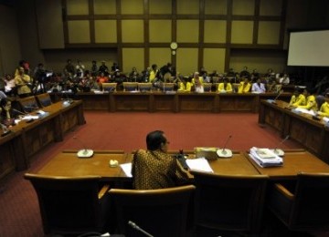 Wakil Ketua Pansus RUU BPJS Surya Chandra Surapaty (tengah) menyimak pernyataan dari berbagai organisasi kemasyarakatan dan elemen mahasiswa di Kompleks Parlemen, Senayan, Jakarta.