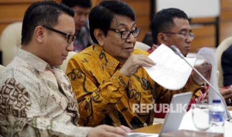 Wakil Ketua Pansus RUU Minol Lili Asdjudiredja (tengah) bersama Ketua Pansus RUU Larangan Minol Muhammad Arwani Thomafi (kiri) dan Wakil Ketua Pansus I Gusti Agung Rai Wirajaya saat memimpin rapat dengar pendapat dengan perwakilan provinsi DKI Jakarta, Jaw