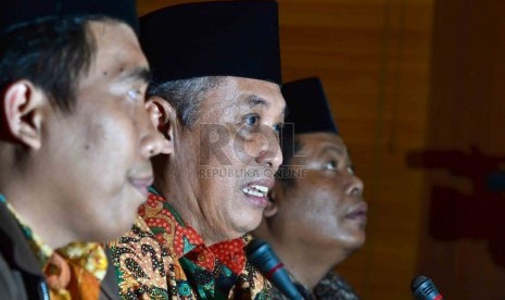  Wakil Ketua PBNU Asad Said Ali (tengah) menyampaikan keterangan pers terkait pandangan PBNU tentang RUU Ormas di gedung PBNU, Jakarta, Kamis (4/4).  (Republika/ Agung Supriyanto)