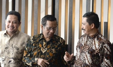 Wakil Ketua Pelaksana Temu Alumni UII Ari Yusuf Amir (kiri), Ketua Ikatan Keluarga Alumni UII Mahfud MD, dan Wakil Rektor III UII Andul Jamil.