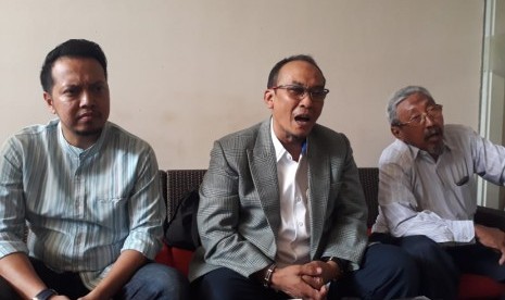 Wakil Ketua Persatuan Insinyur Indonesia (PII) Jatim Gentur Prihantono (tengah) saat menggelar konferensi pers terkait amblesnya Jalan Raya Gubeng