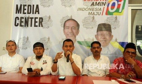 Wakil Ketua Tim Kampanye Nasional (TKN), Abdul Kadir Karding (tengah)