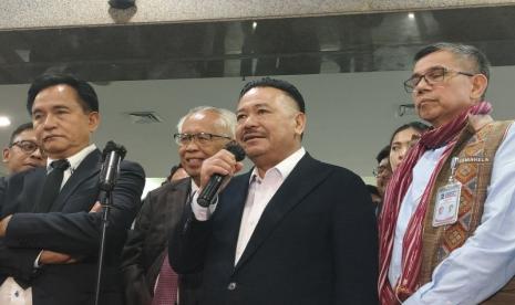 Wakil Ketua Tim Pembela Prabowo-Gibran Otto Hasibuan (ketiga dari kiri) menjawab pertanyaan awak media di Gedung Mahkamah Konstitusi (MK), Jakarta Pusat, Senin (25/3/2024) malam WIB.