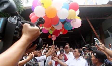 Wakil ketua tim pemenang calon presiden pasangan no urut 02 Prabowo-Sandi, Neno Warisman (dua ke kiri) dan Wakil ketua Gerinda Fadli Zon (dua ke kanan) melepaskan balon setelah deklarasi Kebangsaan Relawan Prabowo-Sandi Ganti Presiden, di Padang, Sumatera Barat, Sabtu (29/9).