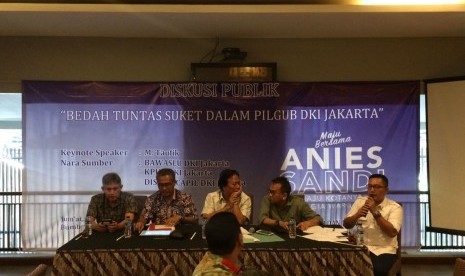 Wakil Ketua Tim Pemenangan Anies-Sandi, M. Taufik (dua kanan), mengisi acara diskusi bertajuk 'Bedah Tuntas Suket Dalam Pilgub DKI Jakarta' di kawasan Cikini, Jakarta Pusat, Jumat (20/1).