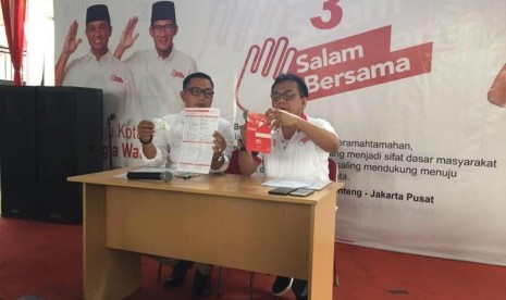 Wakil Ketua Tim Pemenangan Anies-Sandi, Muhamad Taufik (kanan) melaporkan Bank DKI ke OJK dan Bawaslu atas dugaan keterlibatan kampanye paslon Ahok-Djarot