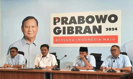 Wakil Ketua TKN Prabowo-Gibran, Habiburokhman (tengah) saat menjelaskan kasus pemukulan terhadap saksi dan relawan Prabowo-Gibran di Tapanuli Tengah, Sumatera Utara, dalam jumpa pers di Media Center TKN, Jakarta Selatan, Rabu (21/2/2024).