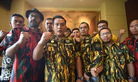 Wakil Ketua Umum Angkatan Muda Partai Golkar (AMPG) yang juga inisiator Barisan Pemuda Partai Golkar (BPPG) Abdul Aziz (kedua kiri) bersama anggota mendeklarasikan dukungan kepada kader Golkar Bambang Soesatyo sebagai calon Ketua Umum Partai Golkar di Jakarta, Ahad (16/6/2019).