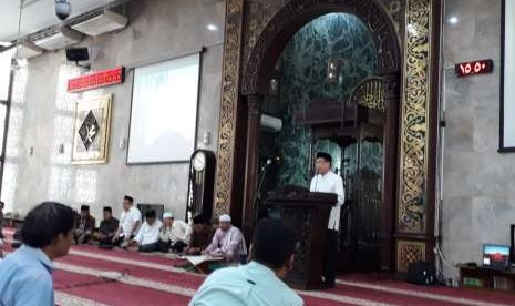 Wakil Ketua Umum Dewan Masjid Indonesia (DMI) KH Masdar Farid Mas'udi dan sejumlah kiai dalam acara doa bersama untuk gempa dan tsunami Palu, di Masjid Agung Sunda Kelapa, Menteng, Jakarta Pusat, Kamis (4/10). 