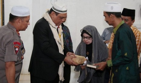 Wakil Ketua Umum Dewan Masjid Indonesia (DMI), Komjen Pol Drs H Syafruddin MSi memberikan bantuan