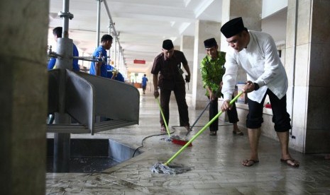 Wakil Ketua Umum Dewan Masjid Indonesia (DMI), Komjen Pol Syafrudin (kanan) dalam program 'Bersih-Bersih Masjid' di Masjid Istiqlal Jakarta, Selasa (8/5)