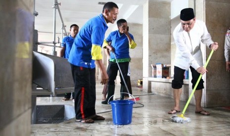 Wakil Ketua Umum Dewan Masjid Indonesia (DMI), Komjen Pol Syafrudin (kanan) dalam acara 'Bersih-Bersih Masjid' di Masjid Istiqlal, Selasa (8/5).