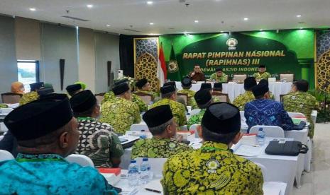 Wakil Ketua Umum Dewan Masjid Indonesia (DMI) Syafruddin  (kiri) berbicara dalam Rapat Pimpinan Nasional (Rapimnas) III, di kantor pusat DMI, Jakarta, Senin,(6/3/2023).