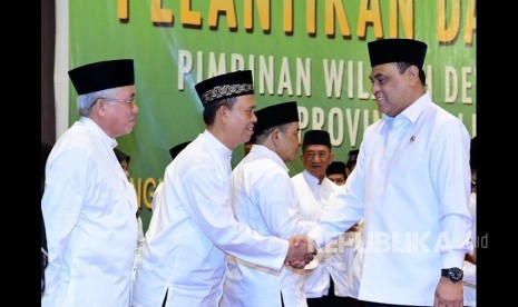 Wakil Ketua Umum Dewan Masjid Indonesia Drs. Syafruddin melantik dan mengambil sumpah pengurus wilayah DMI Kalimantan Barat masa hikmat 2018-2023, Selasa (18/12).