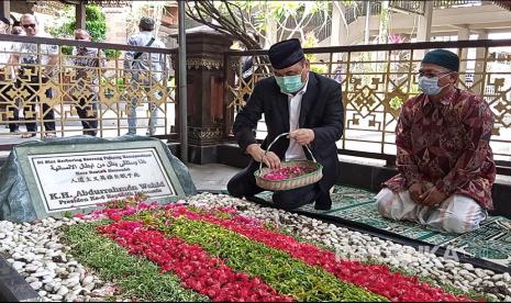 Wakil Ketua Umum Dewan Masjid Indonesia Komjen Pol (Purn) DR. H. Syafruddin menziarahi makam Gus Dur saat mengunjungi Pondok Pesantren Tebu Ireng Jombang Jawa Timur, Rabu (23/2/2022).  Rombongan disambut dan diterima hangat oleh Pengasuh Pondok Pesantren Tebu Ireng KH. Abdul Hakim Mahfudz dan dzurriyah Mbah KH. Hasyim As