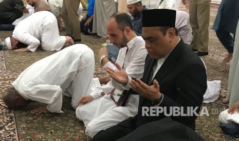 Wakil Ketua Umum Dewan Masjid Indonesia, Komjen Syafrudin memanjatkan doa di Raudhah, Masjid Nabawi, Madinah, Senin (14/5) dinihari.