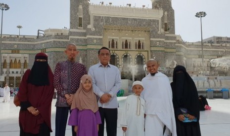 Wakil Ketua Umum DMI Komjen Pol Syafruddin bersama juara 2 (Muslim Al Atsari), dan juara 3 (Aisyah Al Khonsa) lomba hafidz cilik Indonesia usai melaksanakan umrah bersama di Masjidil Haram, Makkah Al Mukarramah Saudi Arabia, Selasa (15/5). DMI memberikan hadiah umroh Ramadhan 1439 H kepada pemenang Muslim (hafal 25 juz) dan Aisyiah (hafal 17 juz) bersama kedua orang tuanya.