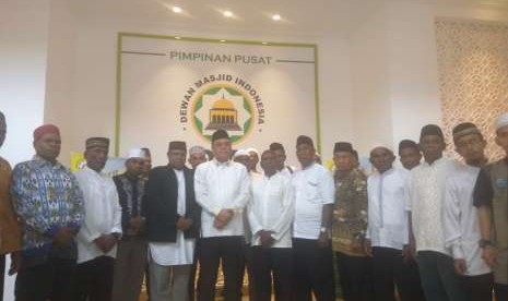 Wakil ketua umum DMI Komjen Pol Syafruddin melepas kepergian 25 calon jamaah haji yg juga para kepala suku di Papua dan Papua Barat; bertempat di kantor DMI Jakarta, Senin (6/8).